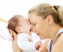 Kakšno mora biti blato novorojenčka med dojenjem?