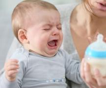 Kako pravilno hraniti novorojenčka po steklenički?
