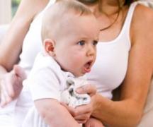 De ce nou-născuții scuipă lapte sau formulă (des și mult)
