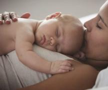 Kako pravilno držati bebu nakon hranjenja