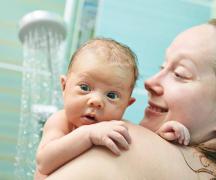 Жизнь новорождённого ребенка дома после выписки из роддома: кормление, купание, уход