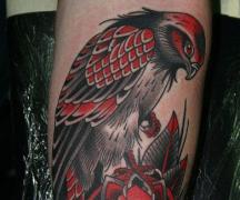 Kaj pomeni tetovaža ptice sokola?