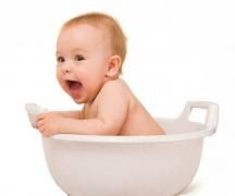 Cum să spălați și să clătiți corect un băiat nou-născut sub robinet: fotografii și videoclipuri despre igiena intimă pentru sugarii de până la un an