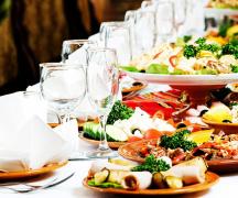 Mit kell készíteni egy esküvőre nyáron a vendégek és az ifjú házasok számára - ízletes és szokatlan ételek választéka az étlapon