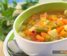 Lengva daržovių sriuba su šparaginėmis pupelėmis